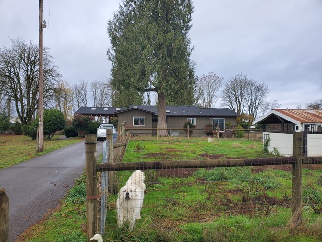 9332 Santiam Loop SE in Aumsville, OR - Building Photo - Building Photo