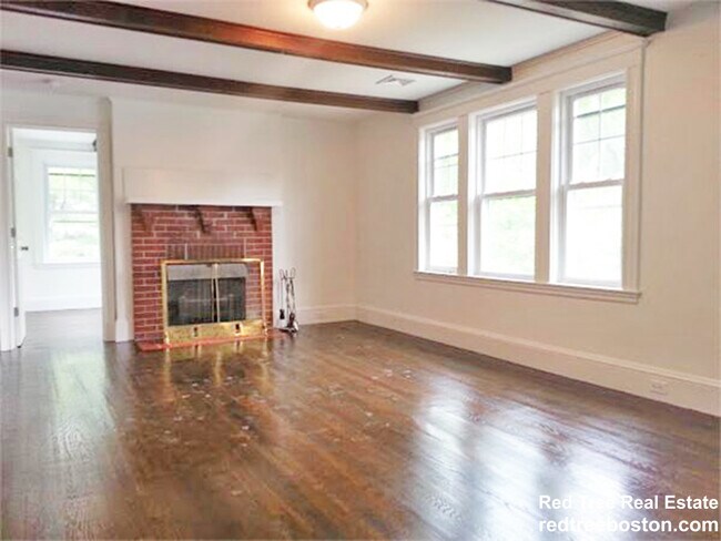 74 Manet Rd, Unit 1 in Chestnut Hill, MA - Foto de edificio - Building Photo