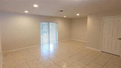 5923 Manchester Way in Tamarac, FL - Building Photo - Building Photo