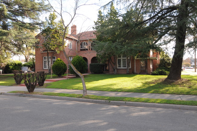 704 N Stockton St in Stockton, CA - Foto de edificio - Building Photo