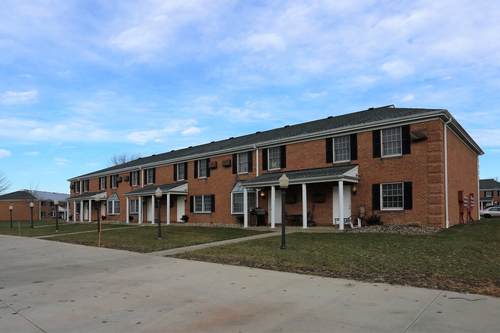 Redwood Chardon Apartments Chardon, OH Apartments For Rent