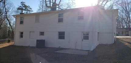 1711 Alexsandria Rd in Greensboro, NC - Foto de edificio - Building Photo