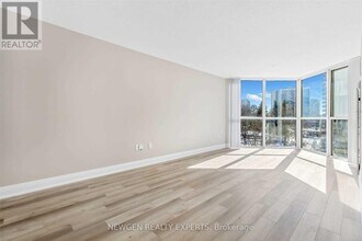 5 Concorde Pl in Toronto, ON - Building Photo - Building Photo