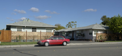 2518-2528 Grove Way in Castro Valley, CA - Building Photo - Building Photo