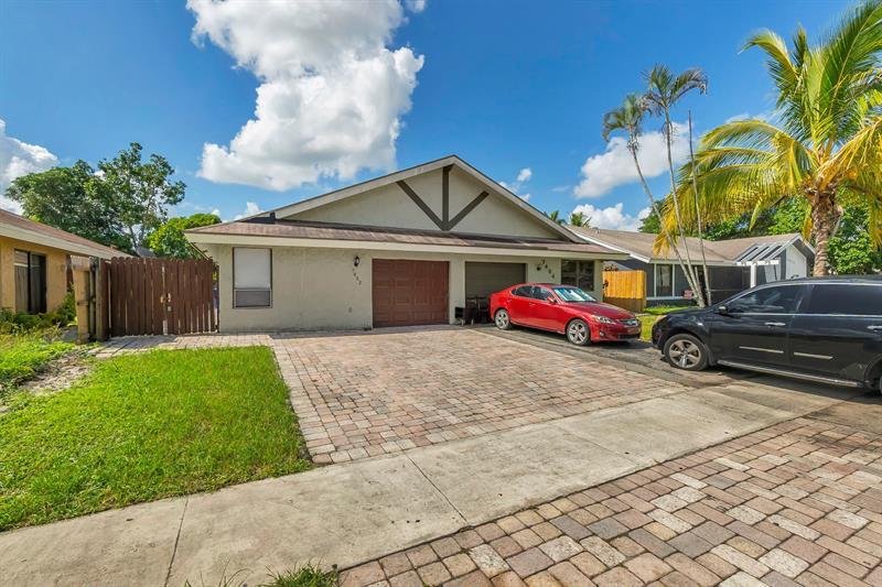 7432 SW 12th Ct in North Lauderdale, FL - Building Photo