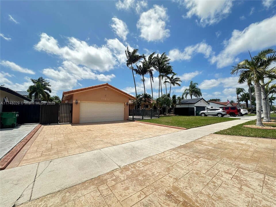 13930 SW 156th Terrace in Miami, FL - Building Photo