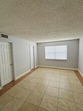 4255 N University Dr, Unit 101 in Sunrise, FL - Foto de edificio - Building Photo