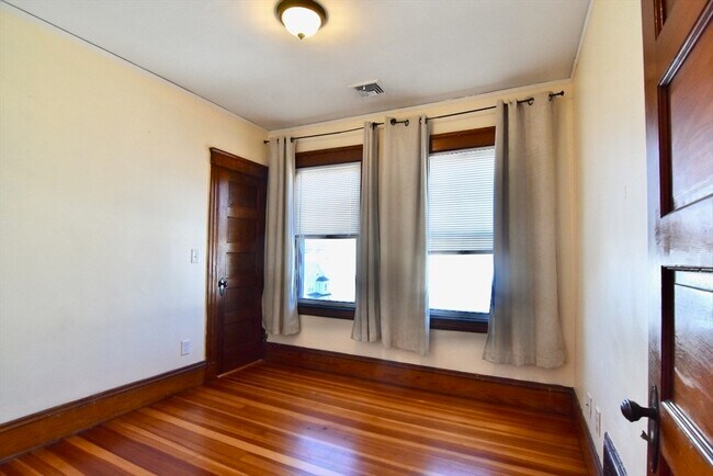710 Metropolitan Ave, Unit 3 in Boston, MA - Foto de edificio - Building Photo