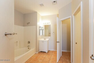 7102 W Hess Ave in Phoenix, AZ - Building Photo - Building Photo