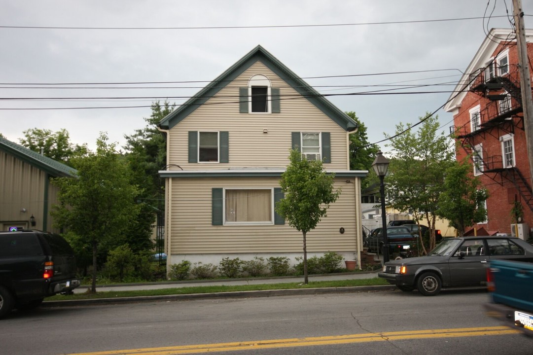 103 E Harford St in Milford, PA - Building Photo