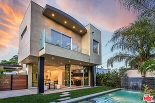 8932 Dorrington Ave in West Hollywood, CA - Building Photo