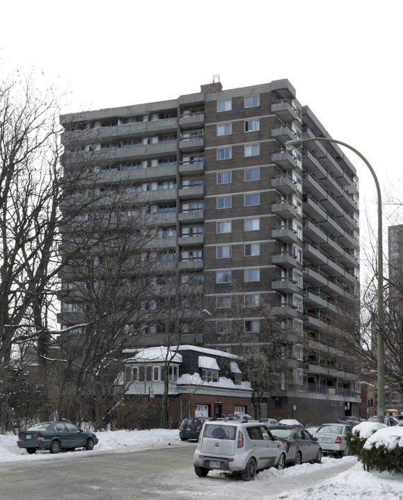 Le Saint-Urbain in Montréal, QC - Building Photo