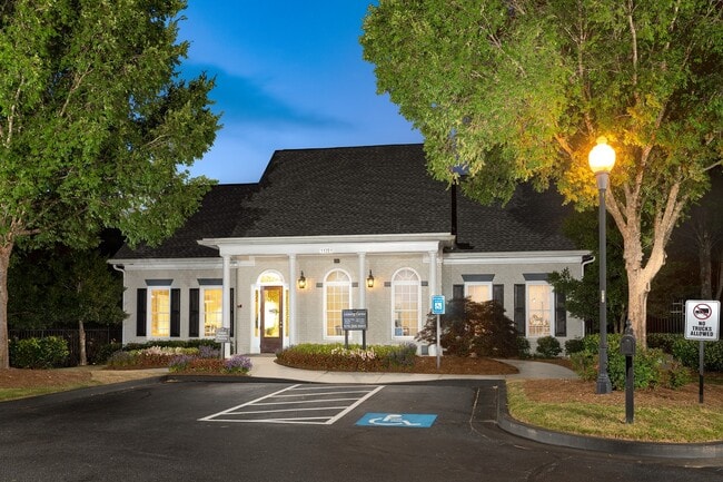 Windsor Johns Creek in Johns Creek, GA - Foto de edificio - Building Photo