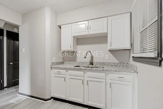 1956 Glenridge Dr in Indianapolis, IN - Foto de edificio - Building Photo