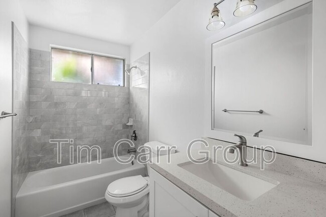 219 Knox Pl in Costa Mesa, CA - Foto de edificio - Building Photo
