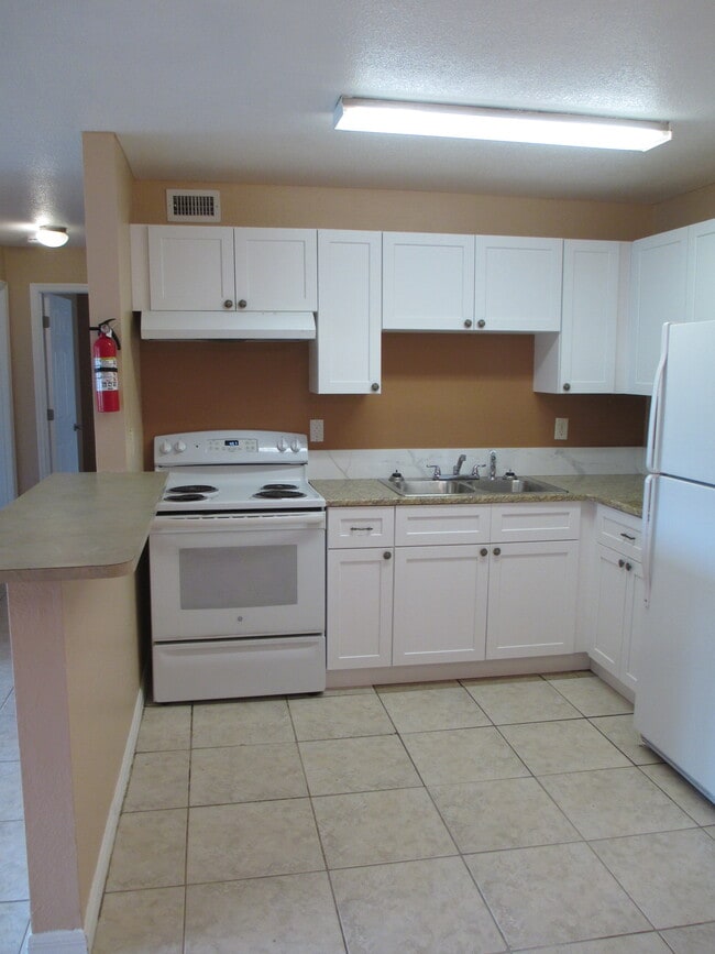 800 N Fiske Blvd, Unit 103 in Cocoa, FL - Foto de edificio - Building Photo