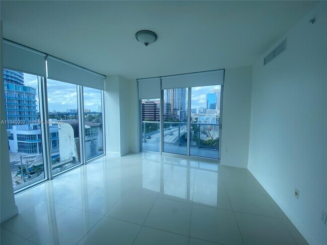 185 SW 7th St, Unit 501 in Miami, FL - Building Photo - Building Photo