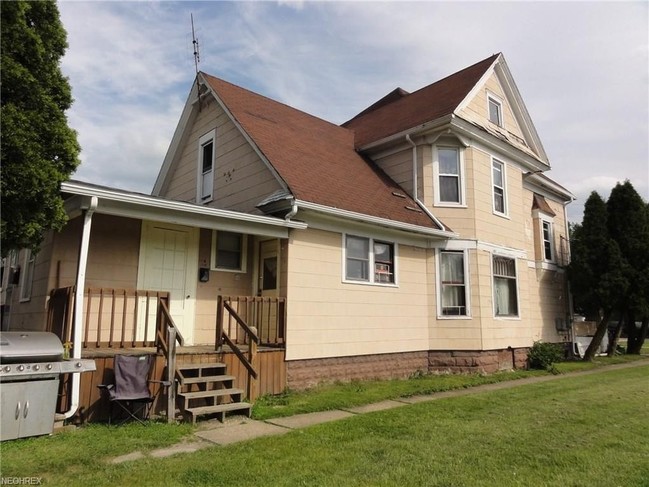600 W Main St in Ravenna, OH - Foto de edificio - Building Photo