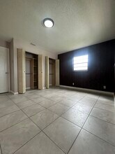 323 NW 15th St, Unit 323 in Belle Glade, FL - Foto de edificio - Building Photo
