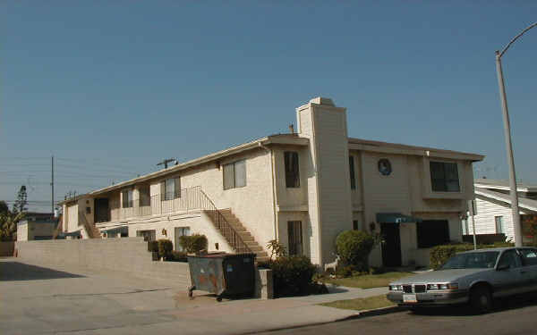 421 Loma Ave in Long Beach, CA - Foto de edificio - Building Photo