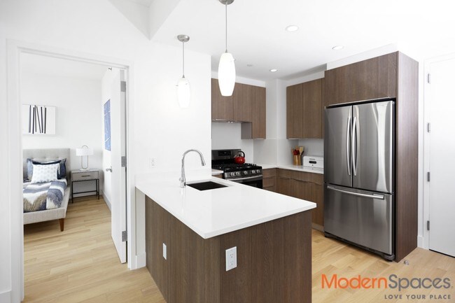 41-22 24th St-Unit -6 in Queens, NY - Building Photo - Building Photo