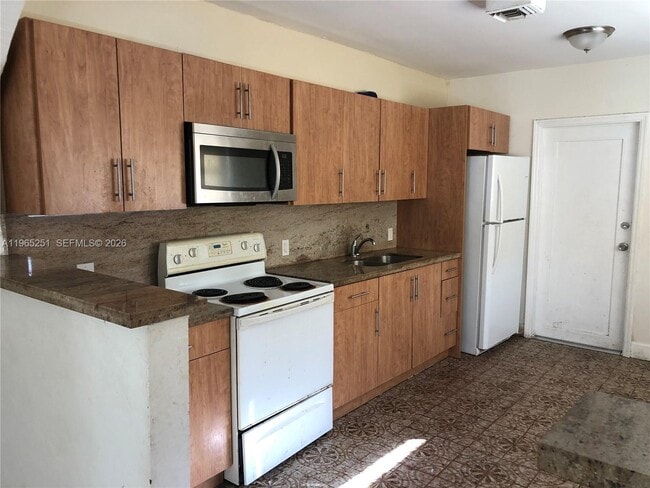 11931 NE 12th Ave in Biscayne Park, FL - Building Photo - Building Photo