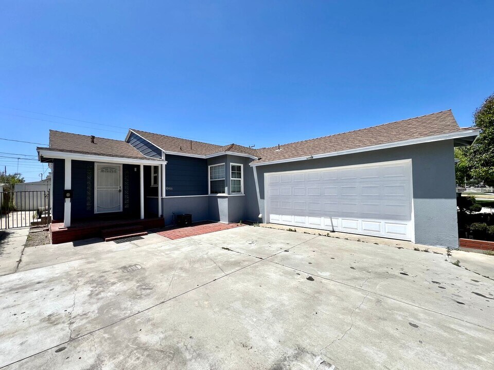 10466 Mapledale St in Bellflower, CA - Building Photo
