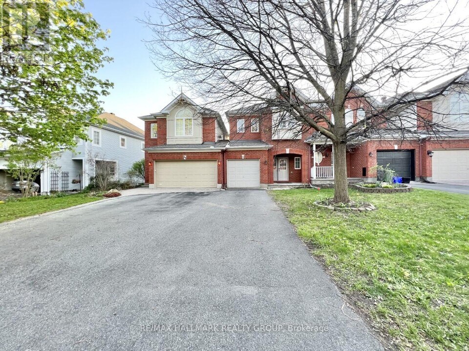 42 Hemlo Crescent in Ottawa, ON - Building Photo