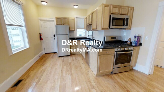 48 Lowell St in Somerville, MA - Building Photo - Building Photo