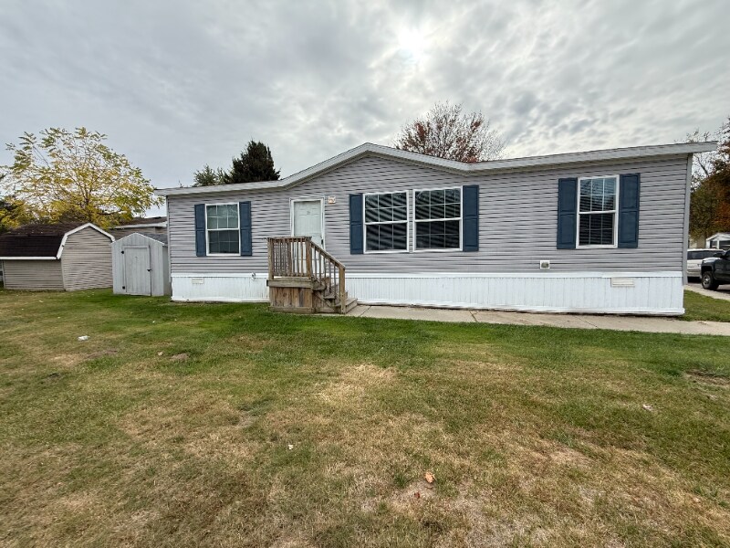 47 W Manor St in Oxford, MI - Building Photo