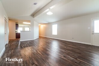 1001 Walnut Ln in Brookshire, TX - Foto de edificio - Building Photo