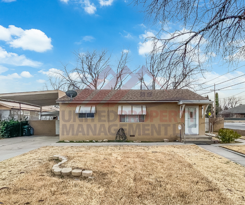 2421 Mountain View Dr in Carlsbad, NM - Building Photo