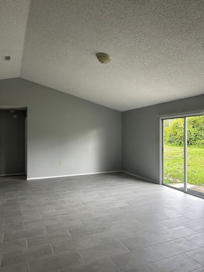 2850 Bedford St in Deltona, FL - Building Photo - Building Photo