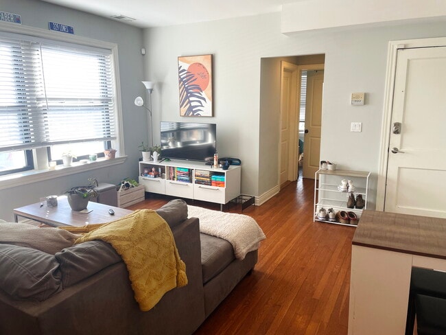 3435 N Lakewood Ave, Unit 2 in Chicago, IL - Building Photo - Building Photo