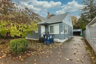 3743 SE Cesar Estrada Chavez Blvd in Portland, OR - Building Photo - Building Photo