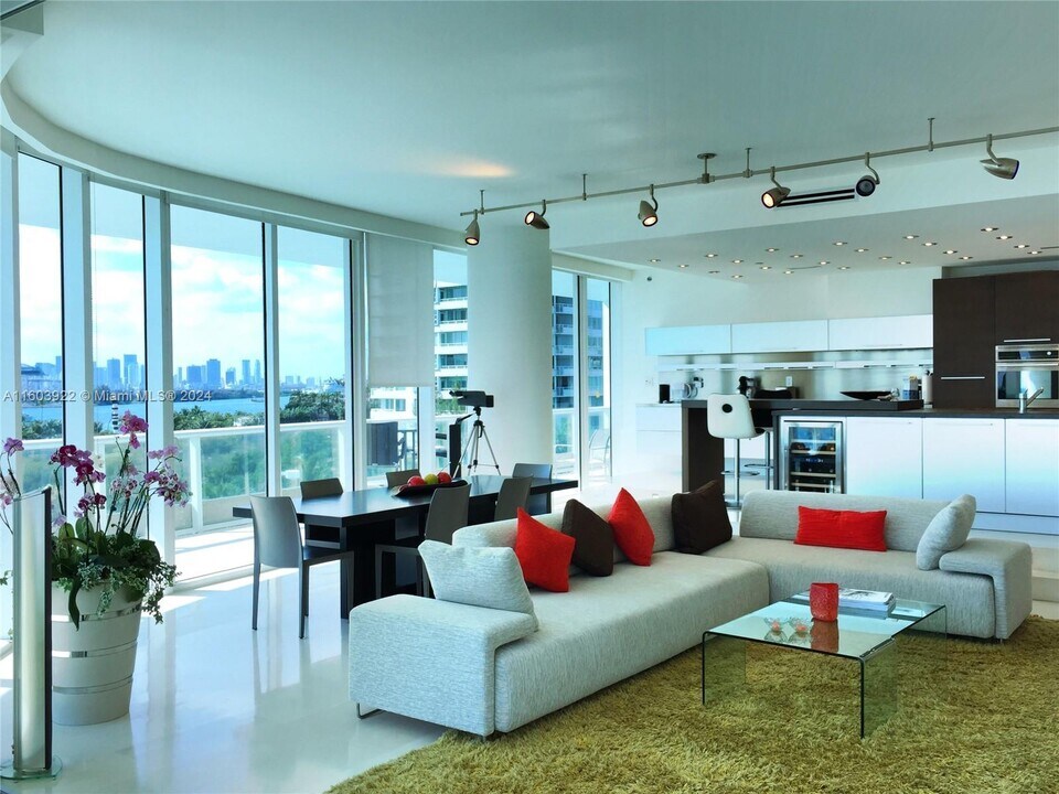 100 S Pointe Dr in Miami Beach, FL - Building Photo