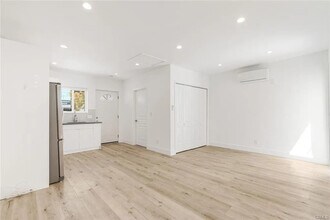 4552 Murietta Ave in Sherman Oaks, CA - Foto de edificio - Building Photo