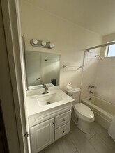 Machado Towers in Los Angeles, CA - Foto de edificio - Building Photo