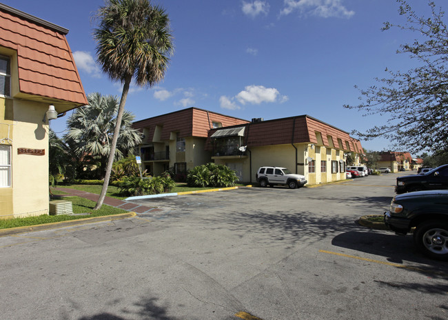 Town Lakes Apartments in Hialeah, FL - Building Photo - Building Photo