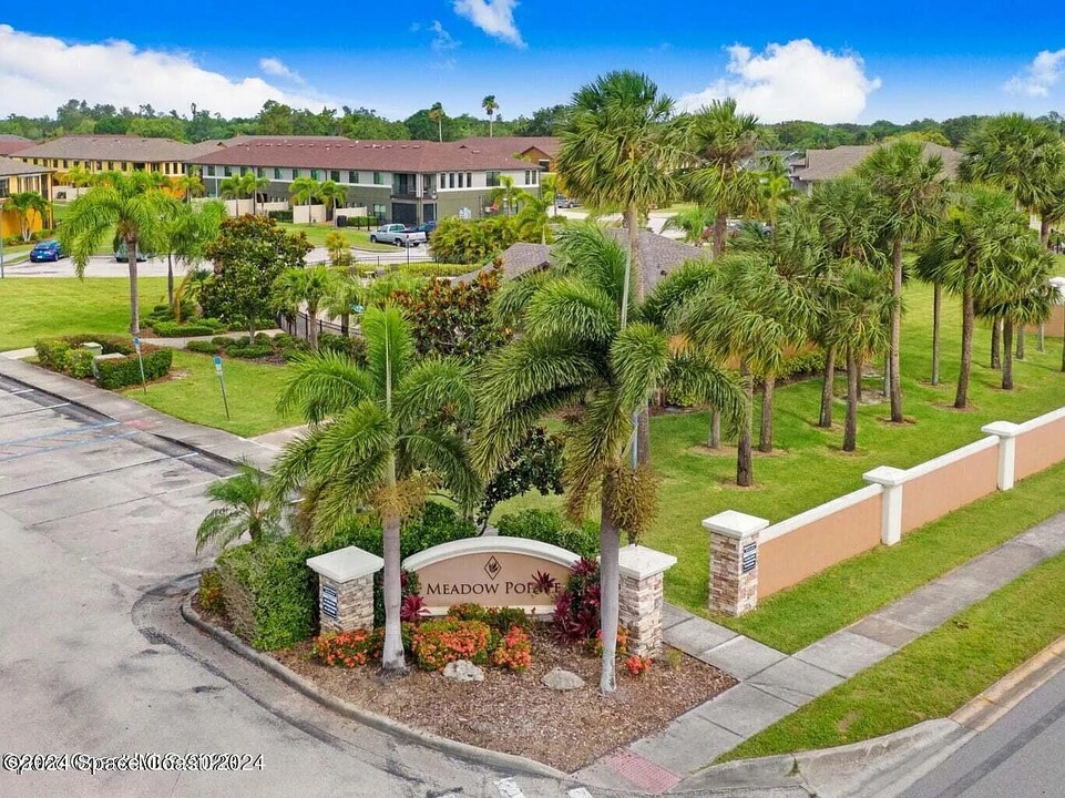 1375 Lara Cir, Unit 102 in Rockledge, FL - Building Photo