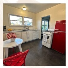 201 E Morrison Ave, Unit Casita in Santa Maria, CA - Foto de edificio - Building Photo