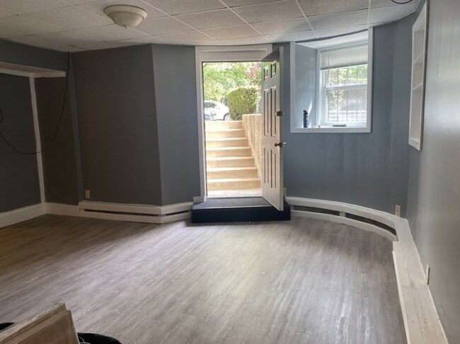 1064 Beacon St, Unit B in Brookline, MA - Building Photo - Building Photo
