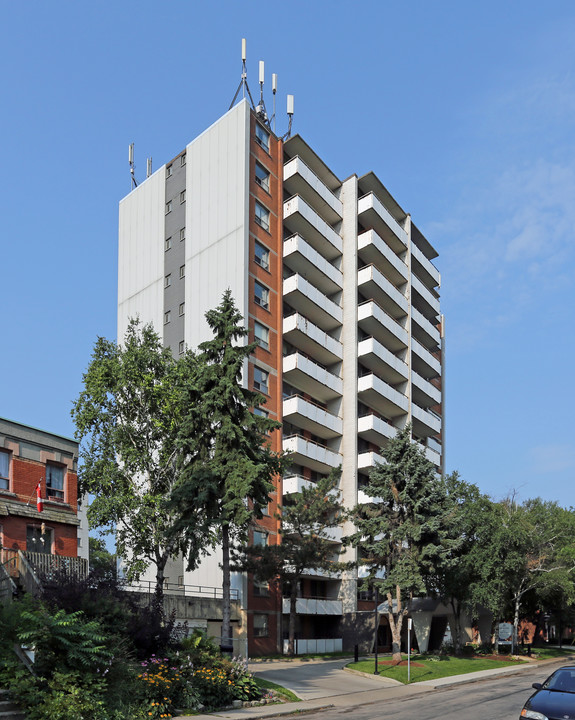 Southwick Place in Hamilton, ON - Building Photo