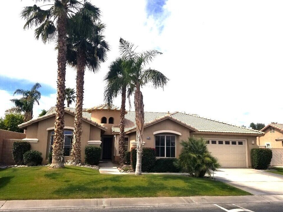 43875 Liberty St in Indio, CA - Foto de edificio