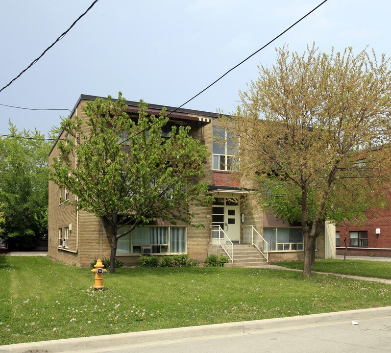 10 Meadowbrook Rd in Toronto, ON - Building Photo