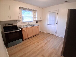 932 Meadow Dr in Charleston, WV - Building Photo - Building Photo