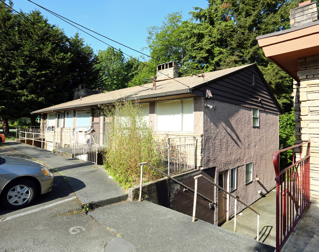 3400 W Government Way in Seattle, WA - Foto de edificio - Building Photo