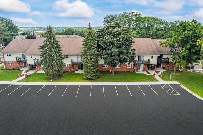 Apple Valley Apartments and Townhomes in Menomonee Falls, WI - Foto de edificio - Building Photo