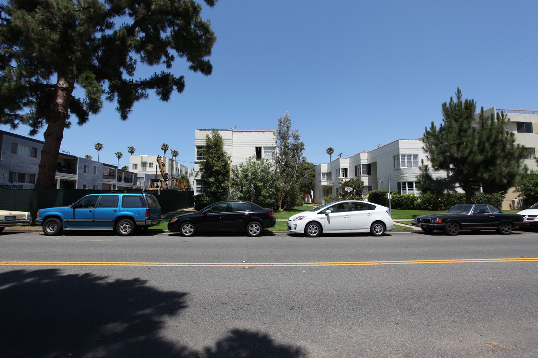 Voss Apartments in Santa Monica, CA - Building Photo