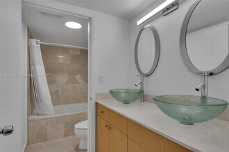 2560 Tigertail Ave in Miami, FL - Building Photo - Building Photo